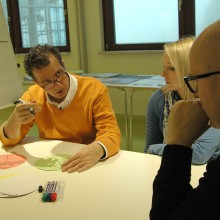 Projektteams diskutierten und arbeiteten gemeinsam an zukünftigen Strategien.